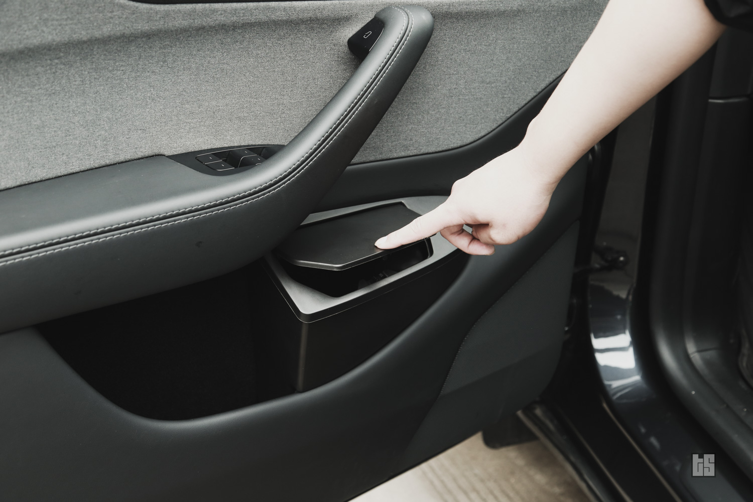 Tesla Model Y Front Door Trash Cans