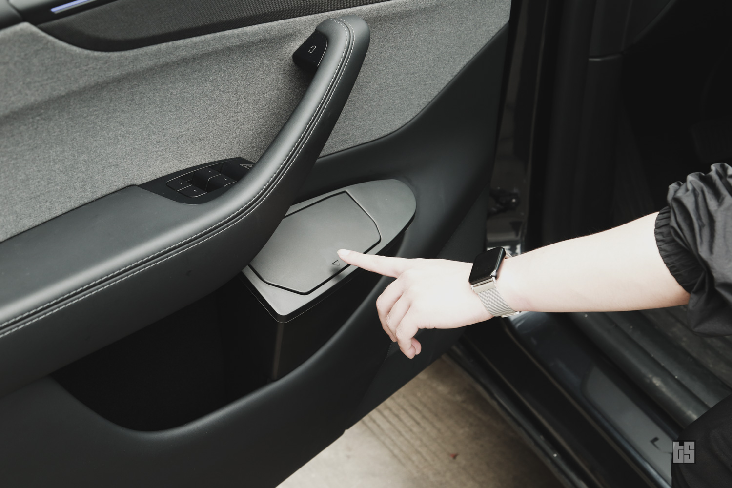 Tesla Model Y Front Door Trash Cans